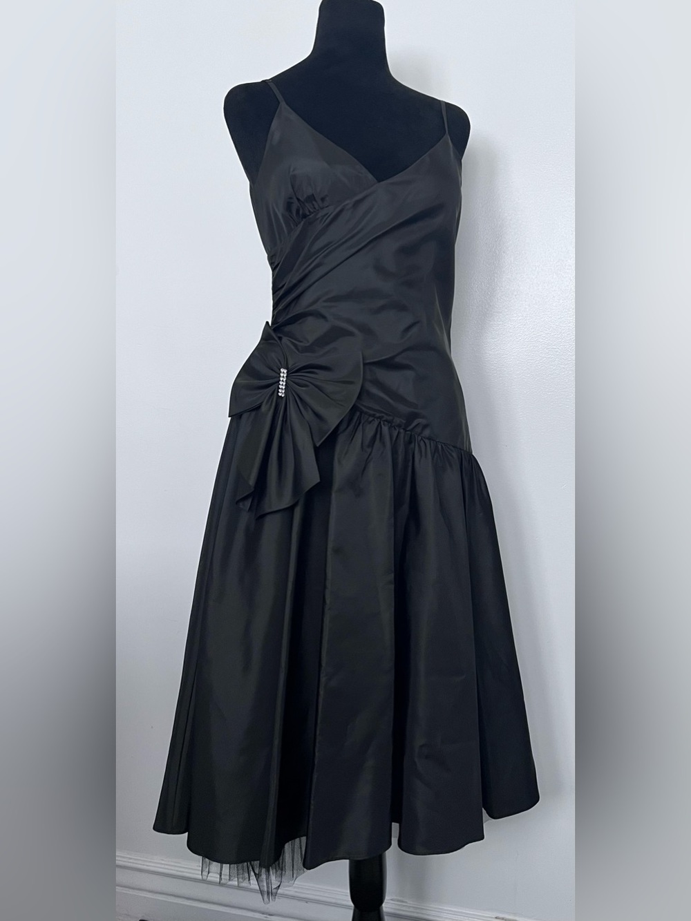 BCBG Paris Black Cocktail Dress Tulle
Underskirt /Bow w/Rhinestone SZ 8
Formal